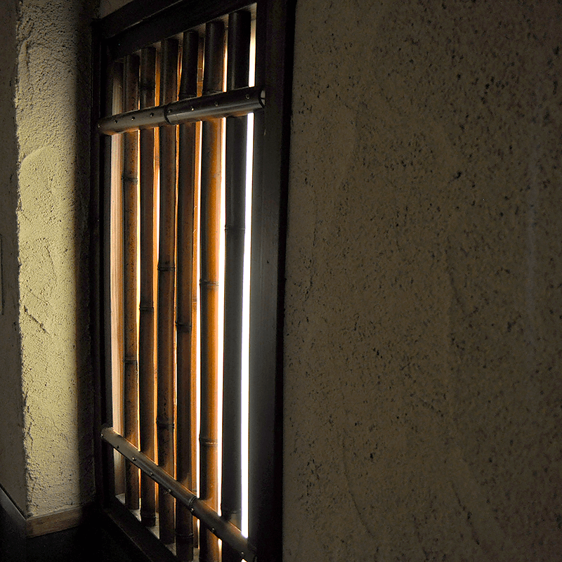 西宮店、店内通路窓の竹格子